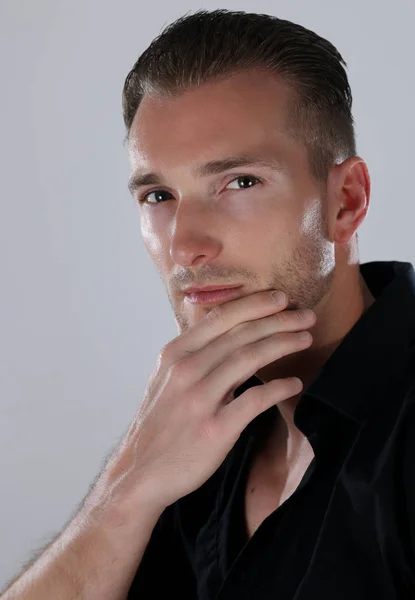 Retrato de un hombre bien parecido vestido con camisa negra —  Fotos de Stock