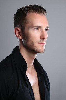 Yakışıklı Sarışın Adam.