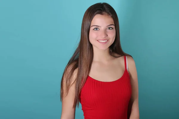 Krásná dospívající dívka s úsměvem — Stock fotografie