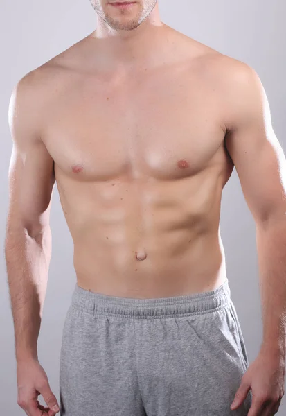 Sterke man met perfecte abs, schouders, biceps, triceps, borst. — Stockfoto