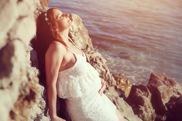 Profile view of a beautiful pregnant woman on the beach — Stock Photo, Image