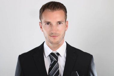 Siyah takım elbiseli genç yakışıklı adam.