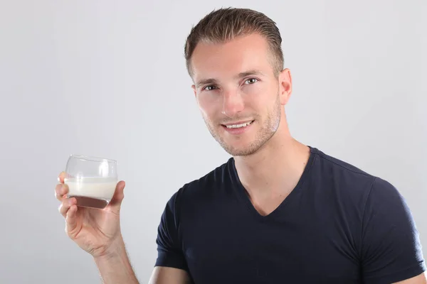 Homem bonito beber leite — Fotografia de Stock