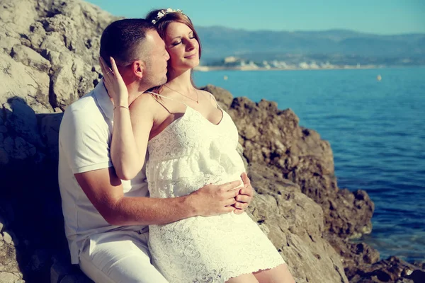 Adorável casal grávida apaixonado na praia — Fotografia de Stock