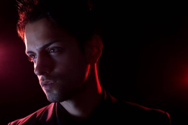 Çekici bir adam onun tarafına bakıyor