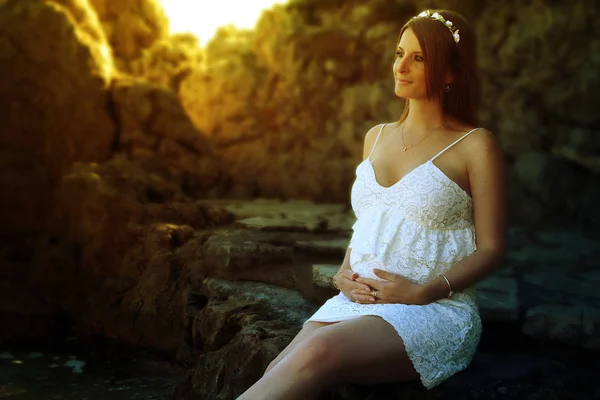 Wanita hamil yang cantik menyentuh perutnya — Stok Foto