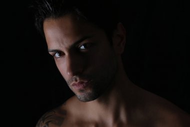 yakışıklı bir adam closeup 