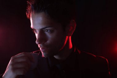 Yakın çekim yakışıklı genç adam kahve fincanı tutan bir parçası 