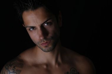 Yakışıklı erkek yakın portre ol