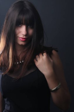 Güzel bir esmerin portresi.