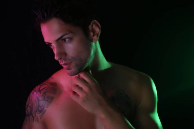 çekici bir adam poz 