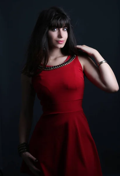 Sensual bela morena posando em vestido vermelho — Fotografia de Stock