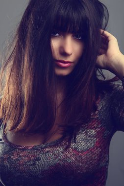 Yakın çekim yüz uzun saçlı güzel kadın .