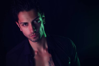 Siyah bir gömlek giymiş yakışıklı modeli 