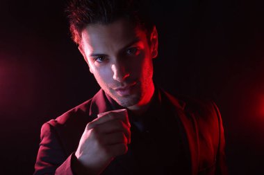 bir kahve olan yakışıklı bir adam