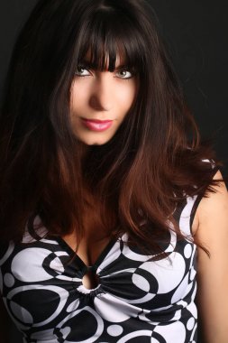 Saçak ile muhteşem genç esmer kadın portresi . 