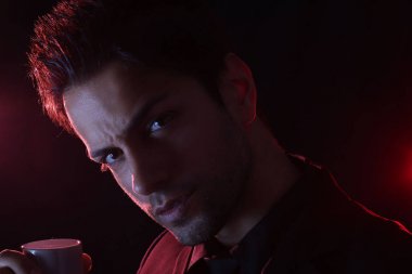 Yakışıklı adam kahve içiyor. 