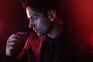 Yakışıklı adam kahve içiyor. 