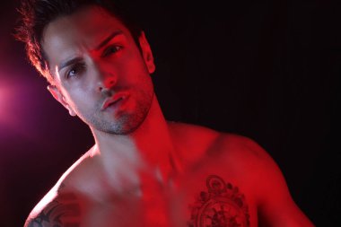 çekici gömleksiz adam 