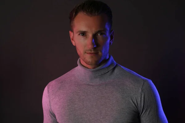 Un hombre guapo con un cuello alto gris —  Fotos de Stock