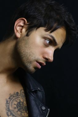 Genç yakışıklı adam yan görünüm