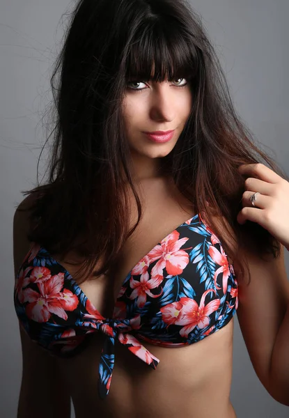 Vacker flicka i bikini — Stockfoto