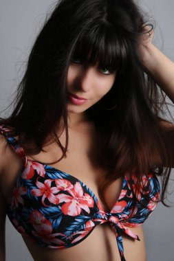 Pretty genç kız bikinili poz 