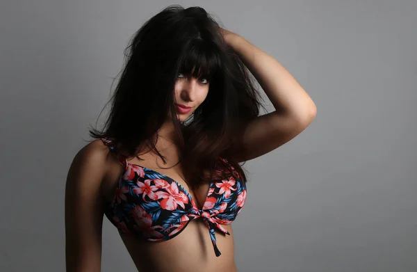 Ganska ung flicka poserar i bikini — Stockfoto