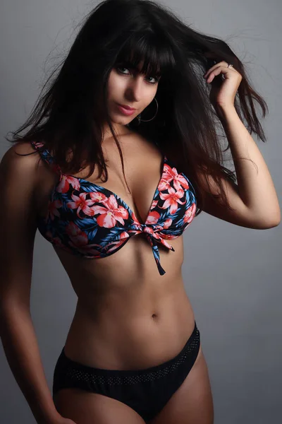 Schönes junges Mädchen posiert im Bikini — Stockfoto