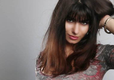 Güzel esmer beyaz genç kadın portre