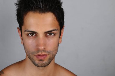 Yakışıklı genç adam. 