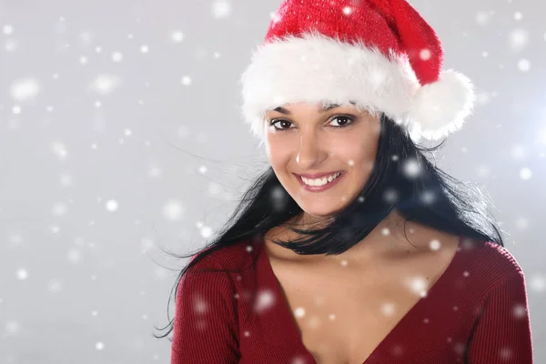 Belleza de la moda de Navidad modelo chica con el pelo largo y recto volando en rojo sombrero de santa con nieve — Foto de Stock