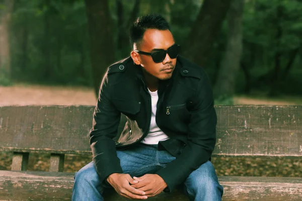 Bir bankta oturan çekici Filipino 