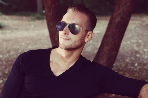 Handsome caucasian man wearing sunglasses — Stock Photo, Image