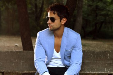 yakışıklı erkek model poz 