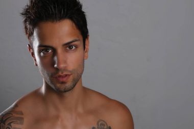 Muhteşem adam gömleksiz poz 