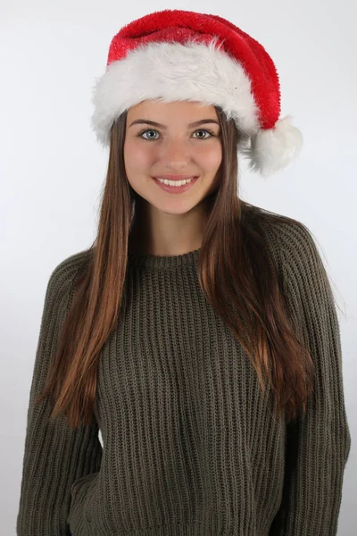 Belle adolescente avec un chapeau de Père Noël — Photo