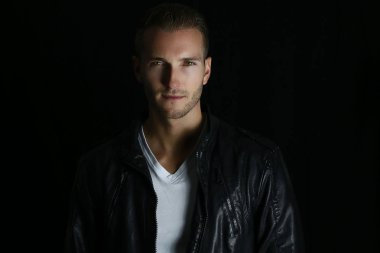 Yakışıklı vampir bir deri ceket 