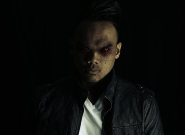 Onun dönüşüm sonra genç bir vampir portresi