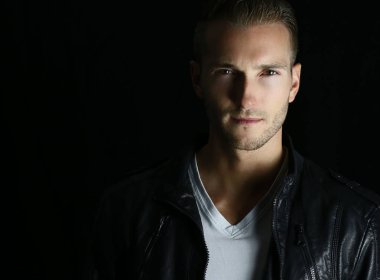 Onun dönüşüm önce genç bir vampir portresi