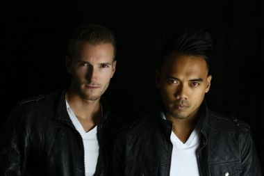 İki yakışıklı vampir poz 