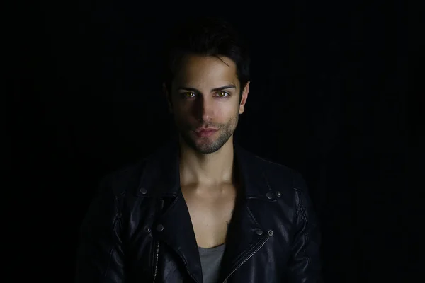 Onun dönüşüm önce yakışıklı vampir 