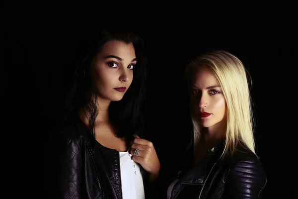 Två vackra vampyrer flickor som bär en skinnjacka — Stockfoto