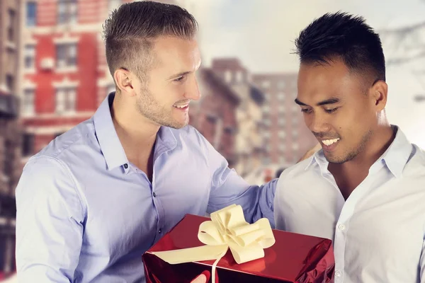 Deux les hommes gay couple échange un cadeau — Photo