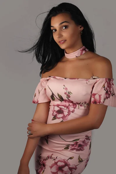 Hermosa latina joven con un vestido rosa — Foto de Stock