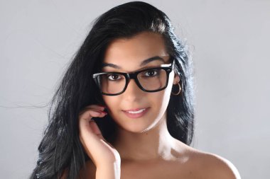 güzel bir genç kadın gözlük