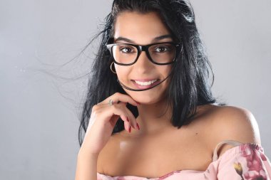 gözlük gülümseyen kadın