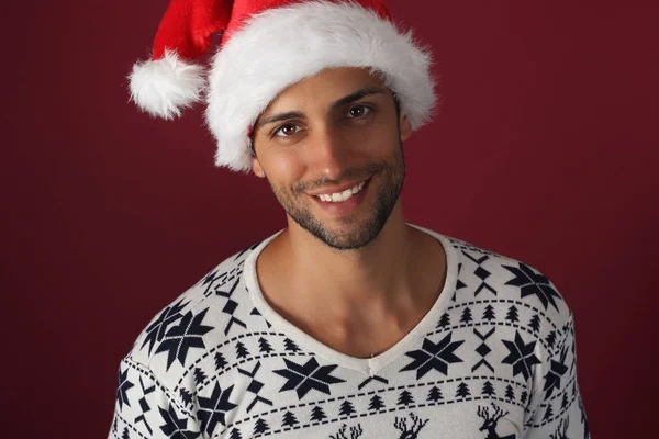 Bello uomo sorridente in cappello di Babbo Natale — Foto Stock