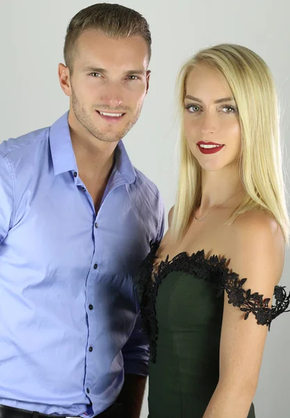 Attraktives blondes Paar posiert — Stockfoto