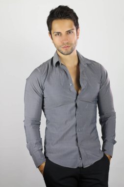 Bir gri gömlek giymiş yakışıklı kahverengi adamı